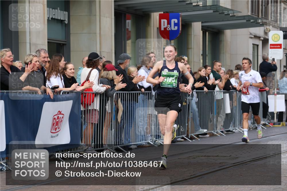13.09.2026 - 21. swb-Marathon Bremen Strokosch-Dieckow http://msf.ph/oto/10386467 13.09.2026 12:53:42 Ziel 1256, 1629, 5160, 6112, 9399, 9617, 13212, 272, 1089, 1168, 1606, 2352, 3080, 3606 meine-sportfotos.de