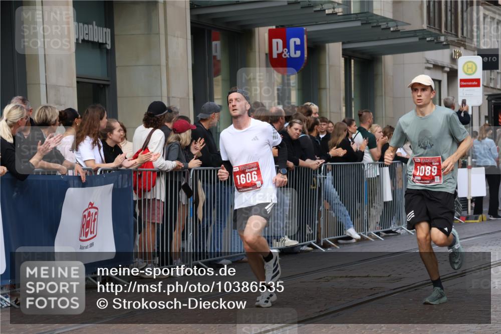 13.09.2026 - 21. swb-Marathon Bremen Strokosch-Dieckow http://msf.ph/oto/10386535 13.09.2026 12:53:50 Ziel 1256, 1629, 6112, 9399, 9617, 272, 1089, 1168, 1606, 2352, 3606, 5160, 13212 meine-sportfotos.de