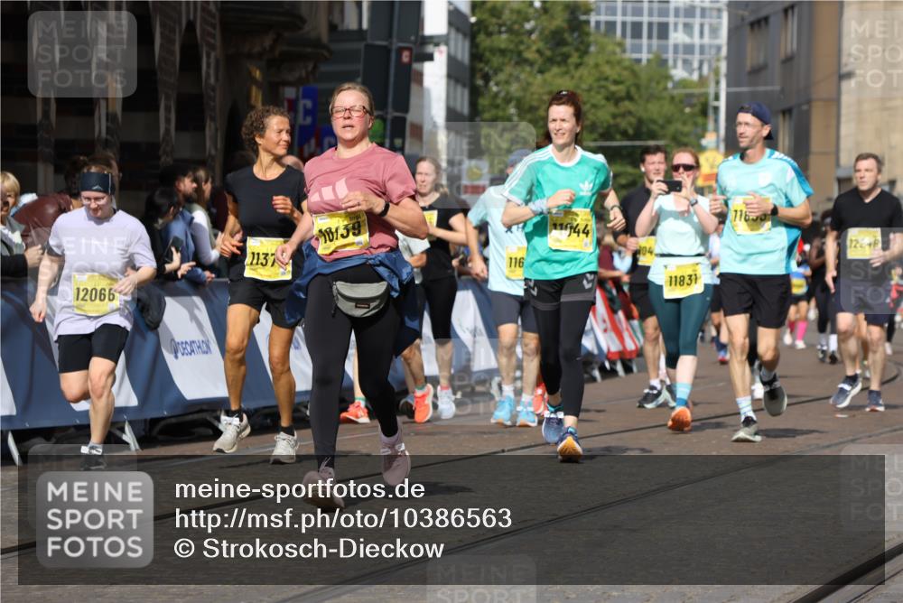 13.09.2026 - 21. swb-Marathon Bremen Strokosch-Dieckow http://msf.ph/oto/10386563 13.09.2026 11:08:06 Ziel 10363, 10364, 10580, 10595, 10660, 10661, 10674, 10830, 10871, 10907, 10935, 10937, 11037, 11223, 11515, 11643, 11924, 11934, 12024, 12097, 12167, 12168, 12194, 12307, 12509, 12511, 12512, 10135, 10188, 10793, 10851, 10859, 11032, 11263, 11509, 12315, 12325, 12384 meine-sportfotos.de