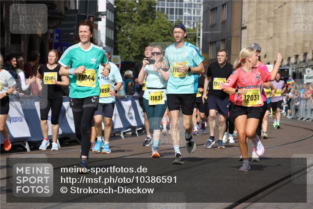 13.09.2026 - 21. swb-Marathon Bremen Strokosch-Dieckow http://msf.ph/oto/10386591 13.09.2026 11:08:07 Ziel 10363, 10364, 10580, 10595, 10660, 10661, 10674, 10830, 10871, 10907, 10935, 10937, 11037, 11223, 11515, 11643, 11924, 11934, 12024, 12097, 12167, 12168, 12194, 12307, 12509, 12511, 12512, 10135, 10188, 10793, 10851, 10859, 11032, 11263, 11509, 12315, 12325 meine-sportfotos.de