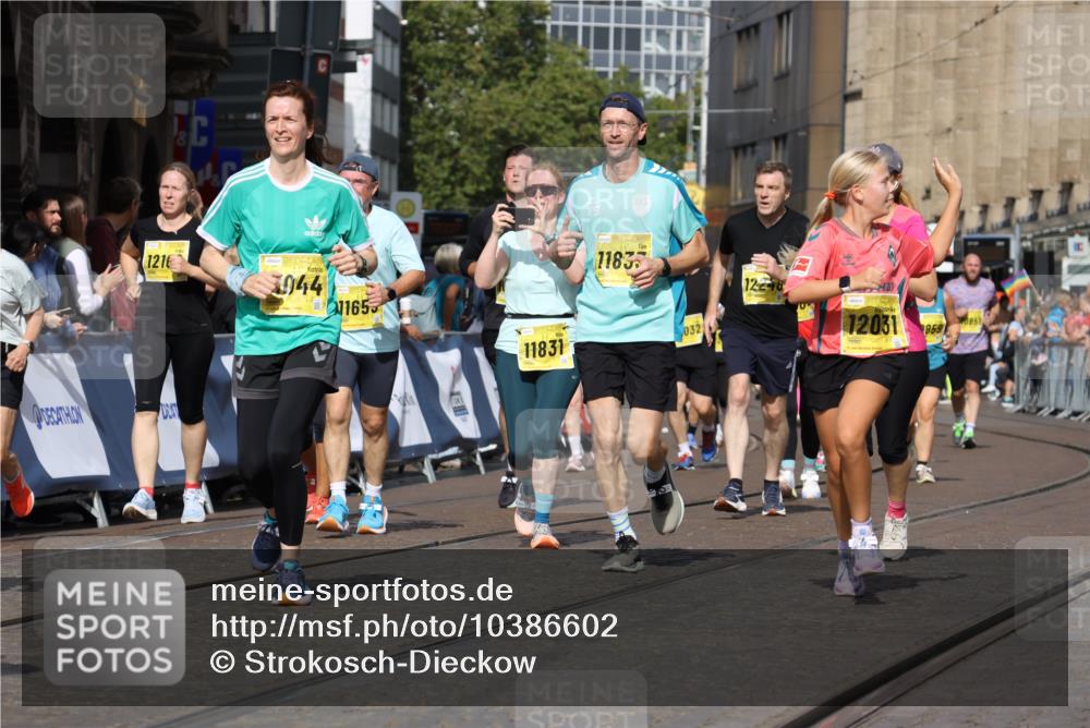 13.09.2026 - 21. swb-Marathon Bremen Strokosch-Dieckow http://msf.ph/oto/10386602 13.09.2026 11:08:08 Ziel 10580, 10595, 10660, 10661, 10674, 10830, 10871, 10935, 10937, 11037, 11223, 11515, 11643, 11924, 11934, 12024, 12097, 12194, 12307, 12509, 12511, 12512, 10135, 10188, 10793, 10851, 11032, 11263, 11509, 12315, 12325 meine-sportfotos.de