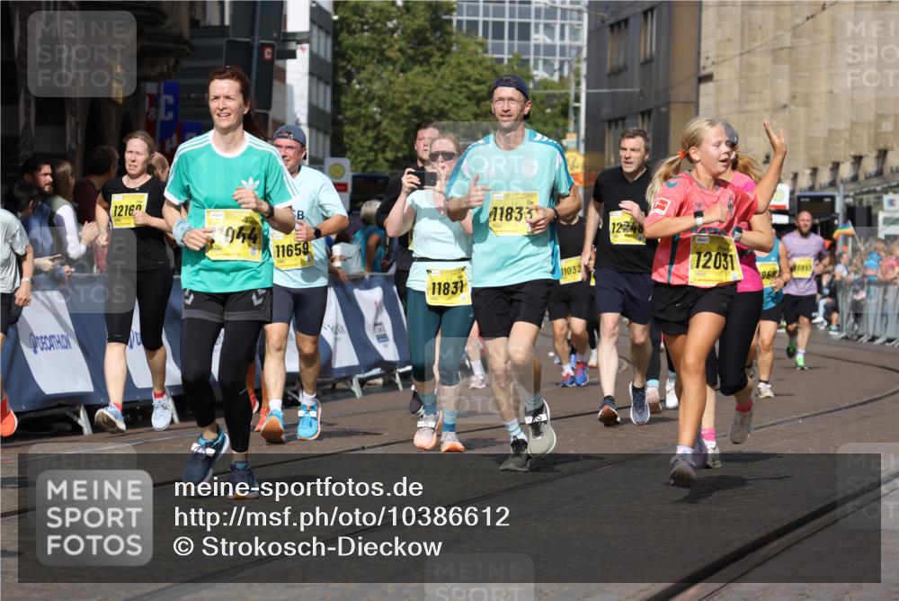 13.09.2026 - 21. swb-Marathon Bremen Strokosch-Dieckow http://msf.ph/oto/10386612 13.09.2026 11:08:08 Ziel 10580, 10595, 10660, 10661, 10674, 10830, 10871, 10935, 10937, 11037, 11223, 11515, 11643, 11924, 11934, 12024, 12097, 12194, 12307, 12509, 12511, 12512, 10135, 10188, 10793, 10851, 11032, 11263, 11509, 12315, 12325 meine-sportfotos.de
