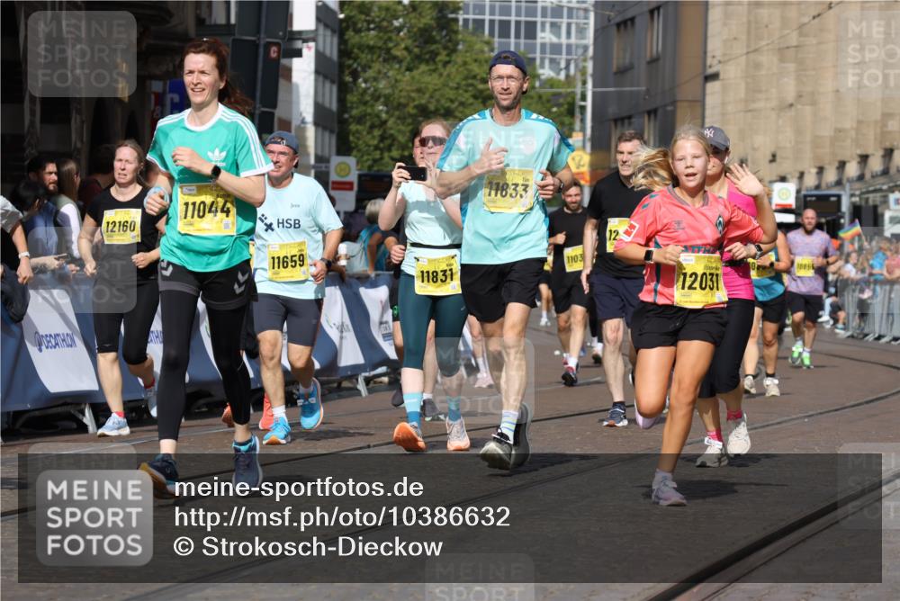 13.09.2026 - 21. swb-Marathon Bremen Strokosch-Dieckow http://msf.ph/oto/10386632 13.09.2026 11:08:08 Ziel 10580, 10595, 10660, 10661, 10674, 10830, 10871, 10935, 10937, 11037, 11223, 11515, 11643, 11924, 11934, 12024, 12097, 12194, 12307, 12509, 12511, 12512, 10135, 10188, 10793, 10851, 11032, 11263, 11509, 12315, 12325 meine-sportfotos.de