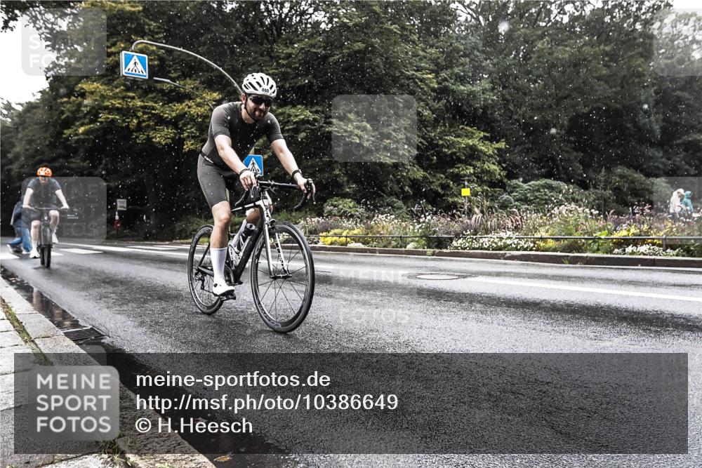 13.09.2026 - Stadtparktriathlon H.Heesch http://msf.ph/oto/10386649 13.09.2026 12:02:38 Radfahren 854, 860, 946, 1029 meine-sportfotos.de