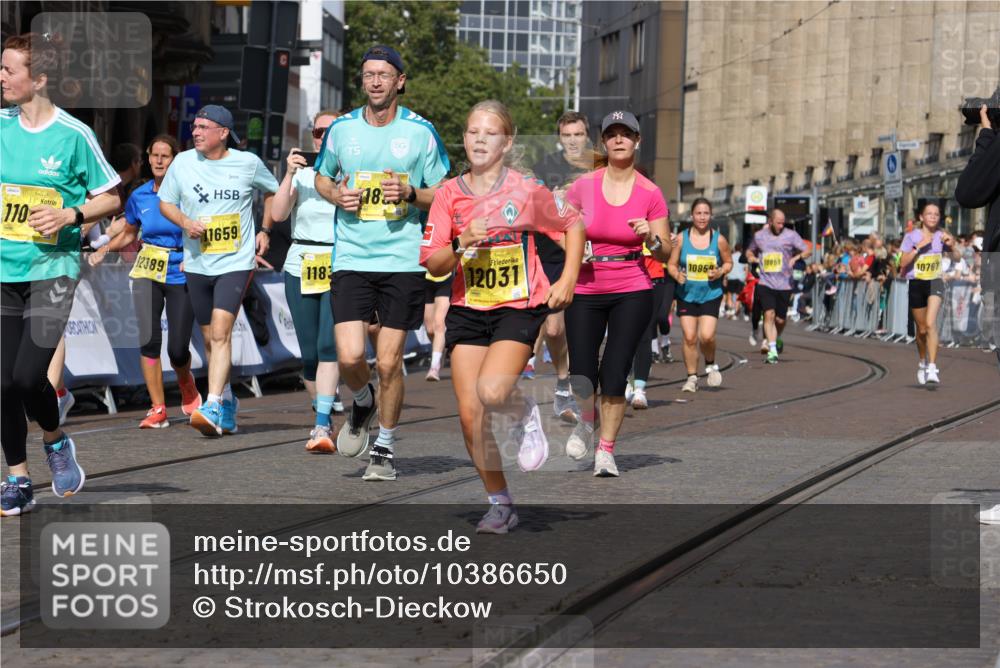13.09.2026 - 21. swb-Marathon Bremen Strokosch-Dieckow http://msf.ph/oto/10386650 13.09.2026 11:08:09 Ziel 10139, 10595, 10660, 10661, 10674, 10830, 10871, 10935, 10937, 11037, 11515, 11643, 12024, 12031, 12066, 12097, 12194, 12307, 12509, 12511, 12512, 10135, 10188, 10793, 10851, 11032, 11124, 11263, 11509, 12073, 12315, 12325 meine-sportfotos.de