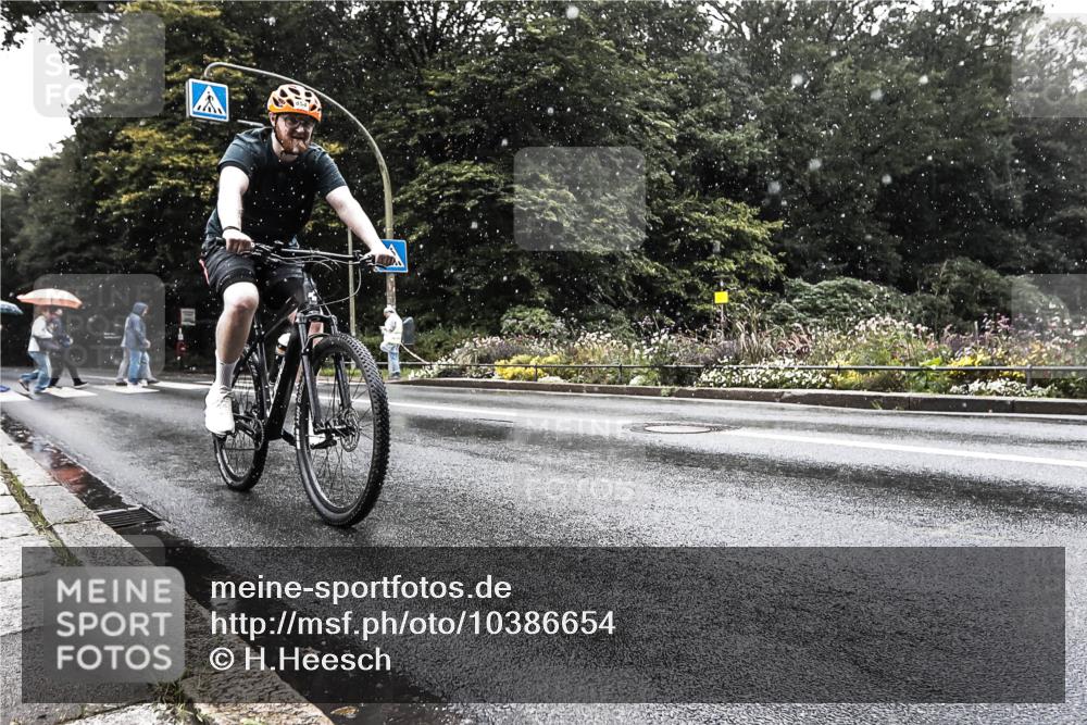 13.09.2026 - Stadtparktriathlon H.Heesch http://msf.ph/oto/10386654 13.09.2026 12:02:39 Radfahren 854, 860, 946, 1029 meine-sportfotos.de
