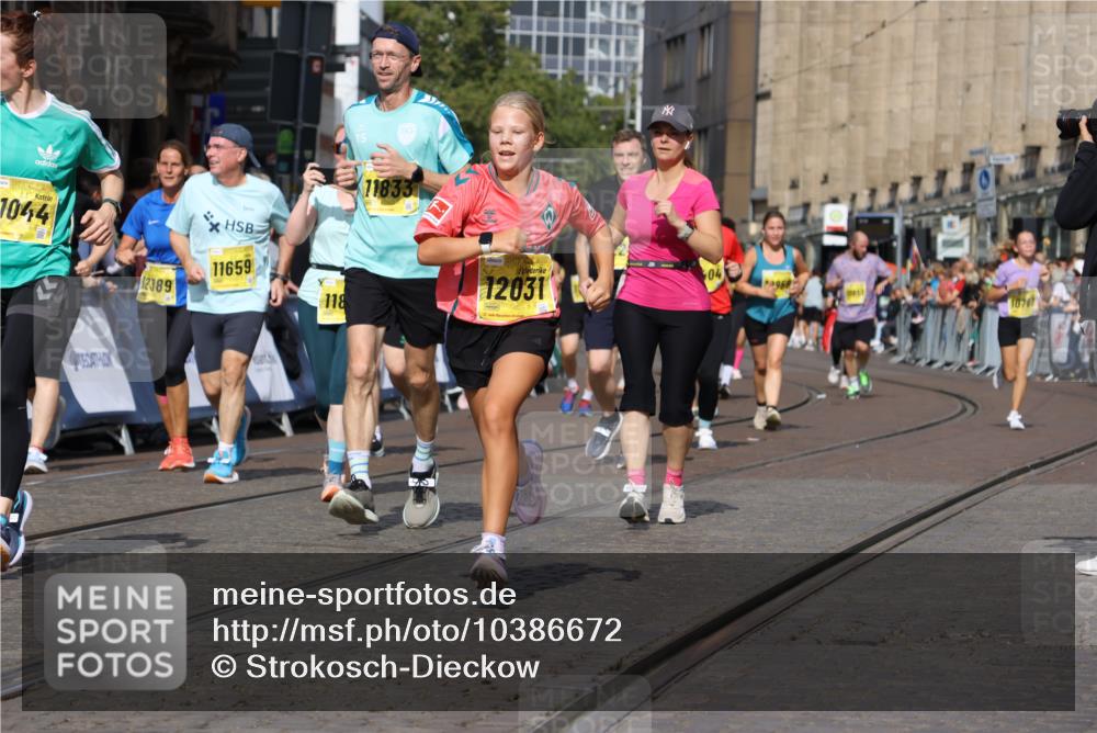 13.09.2026 - 21. swb-Marathon Bremen Strokosch-Dieckow http://msf.ph/oto/10386672 13.09.2026 11:08:09 Ziel 10139, 10595, 10660, 10661, 10674, 10830, 10871, 10935, 10937, 11037, 11515, 11643, 12024, 12031, 12066, 12097, 12194, 12307, 12509, 12511, 12512, 10135, 10188, 10793, 10851, 11032, 11124, 11263, 11509, 12073, 12315, 12325 meine-sportfotos.de