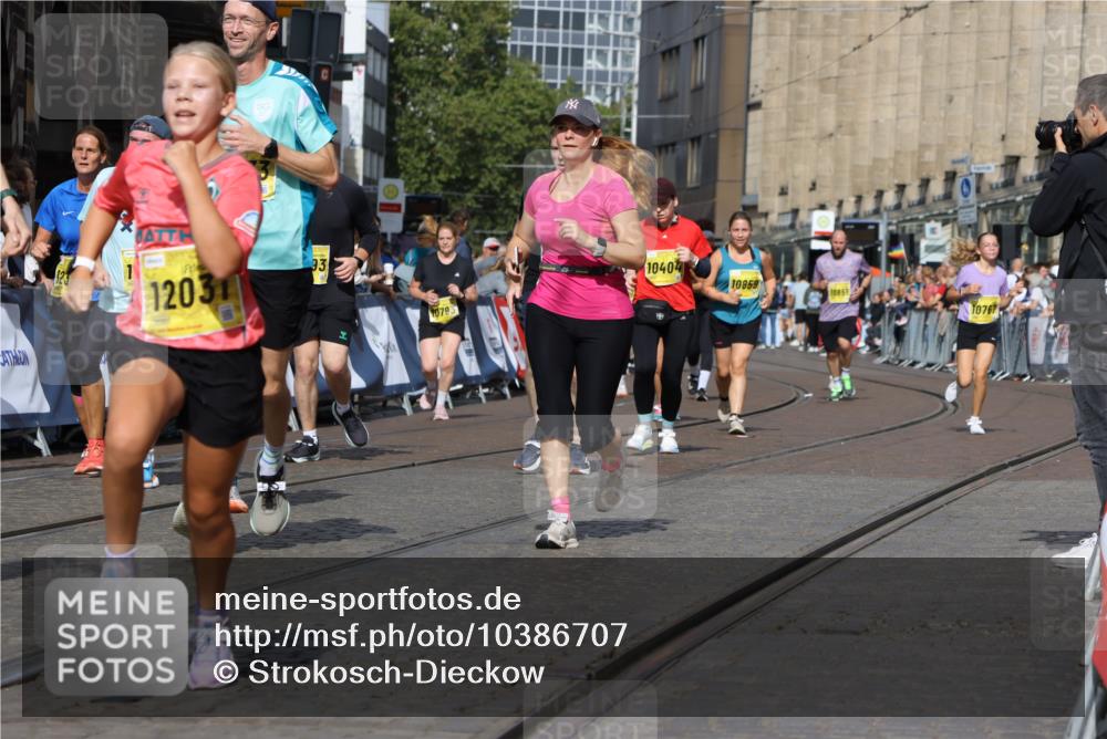 13.09.2026 - 21. swb-Marathon Bremen Strokosch-Dieckow http://msf.ph/oto/10386707 13.09.2026 11:08:10 Ziel 10139, 10595, 10660, 10661, 10674, 10830, 10871, 10937, 11037, 11515, 11643, 12024, 12031, 12066, 12097, 12194, 12307, 12509, 12511, 12512, 10135, 10188, 10793, 10851, 11032, 11124, 11263, 11509, 12073, 12164, 12315, 12325 meine-sportfotos.de