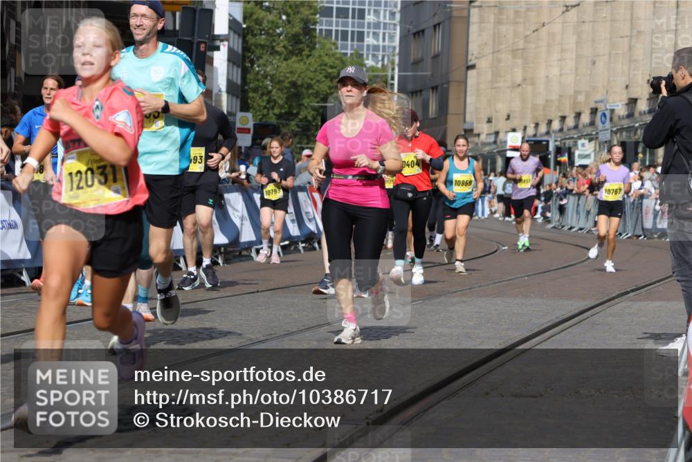 13.09.2026 - 21. swb-Marathon Bremen Strokosch-Dieckow http://msf.ph/oto/10386717 13.09.2026 11:08:10 Ziel 10139, 10595, 10660, 10661, 10674, 10830, 10871, 10937, 11037, 11515, 11643, 12024, 12031, 12066, 12097, 12194, 12307, 12509, 12511, 12512, 10135, 10188, 10793, 10851, 11032, 11124, 11263, 11509, 12073, 12164, 12315, 12325 meine-sportfotos.de