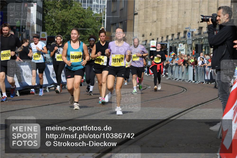 13.09.2026 - 21. swb-Marathon Bremen Strokosch-Dieckow http://msf.ph/oto/10386742 13.09.2026 11:08:14 Ziel 10139, 10660, 10661, 10674, 10830, 10871, 10937, 11037, 11044, 11378, 11404, 11515, 11833, 11958, 12024, 12031, 12066, 12097, 12307, 12511, 12512, 10851, 11124, 11509, 11560, 11561, 11888, 11968, 12073, 12164, 12315, 12325, 12410 meine-sportfotos.de