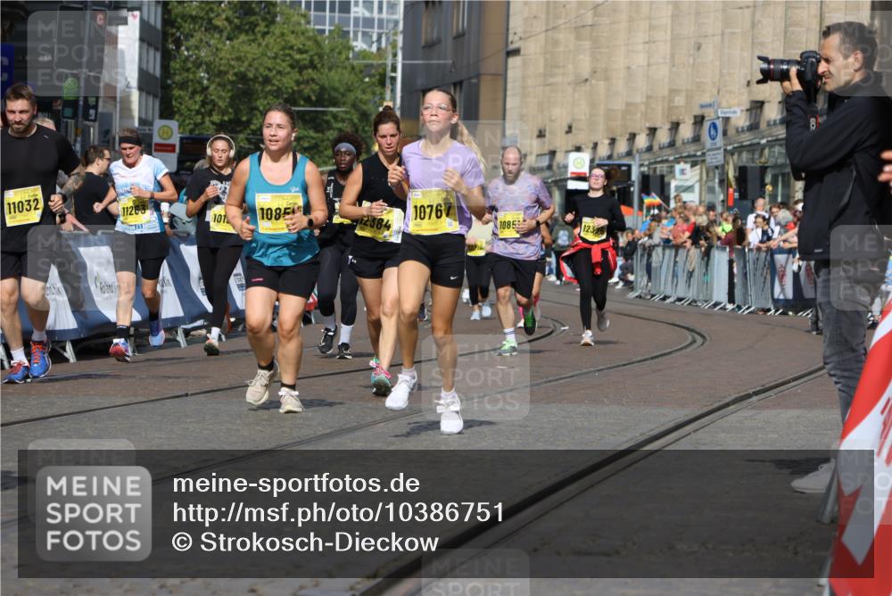 13.09.2026 - 21. swb-Marathon Bremen Strokosch-Dieckow http://msf.ph/oto/10386751 13.09.2026 11:08:14 Ziel 10139, 10660, 10661, 10674, 10830, 10871, 10937, 11037, 11044, 11378, 11404, 11515, 11833, 11958, 12024, 12031, 12066, 12097, 12307, 12511, 12512, 10851, 11124, 11509, 11560, 11561, 11888, 11968, 12073, 12164, 12315, 12325, 12410 meine-sportfotos.de