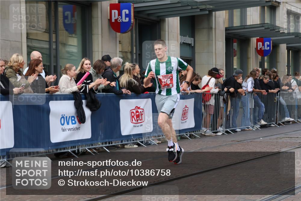 13.09.2026 - 21. swb-Marathon Bremen Strokosch-Dieckow http://msf.ph/oto/10386758 13.09.2026 12:54:13 Ziel 1020, 1256, 1629, 5160, 6112, 9399, 9617 meine-sportfotos.de