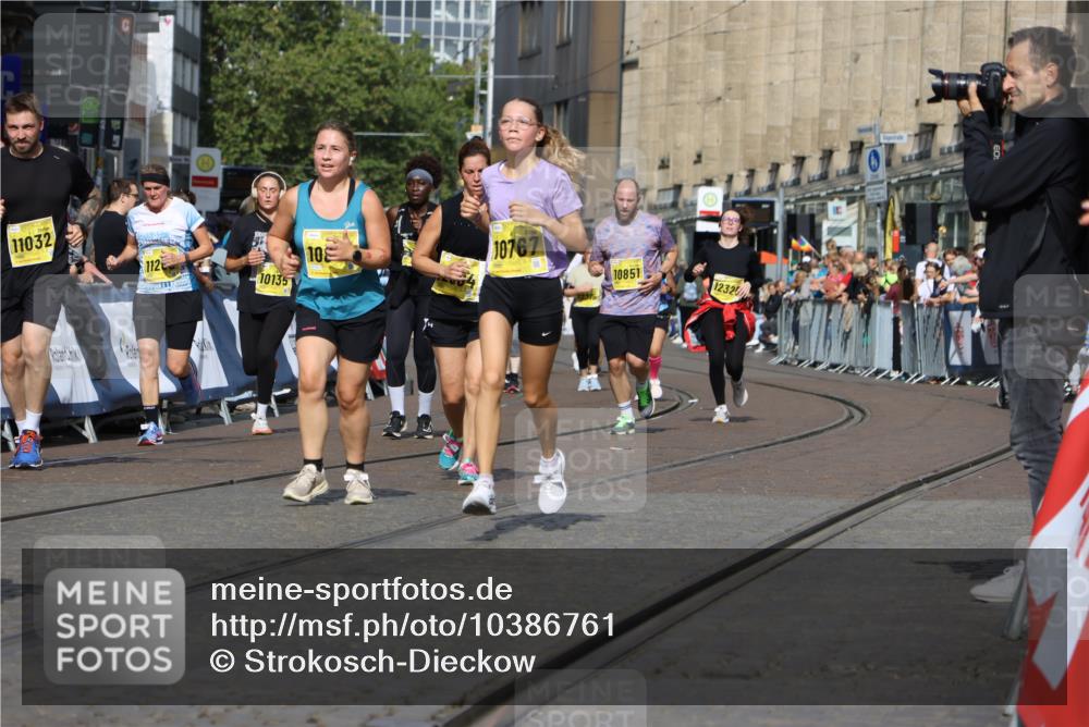 13.09.2026 - 21. swb-Marathon Bremen Strokosch-Dieckow http://msf.ph/oto/10386761 13.09.2026 11:08:14 Ziel 10139, 10660, 10661, 10674, 10830, 10871, 10937, 11037, 11044, 11378, 11404, 11515, 11833, 11958, 12024, 12031, 12066, 12097, 12307, 12511, 12512, 10851, 11124, 11509, 11560, 11561, 11888, 11968, 12073, 12164, 12315, 12325, 12410 meine-sportfotos.de