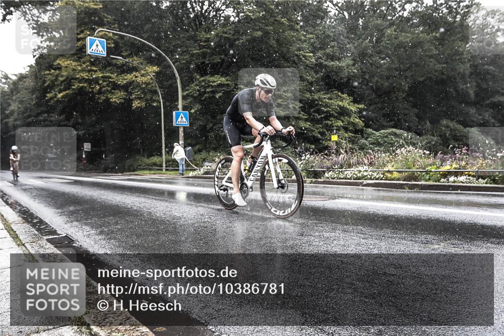 13.09.2026 - Stadtparktriathlon H.Heesch http://msf.ph/oto/10386781 13.09.2026 12:04:04 Radfahren 833, 836, 958, 1060 meine-sportfotos.de