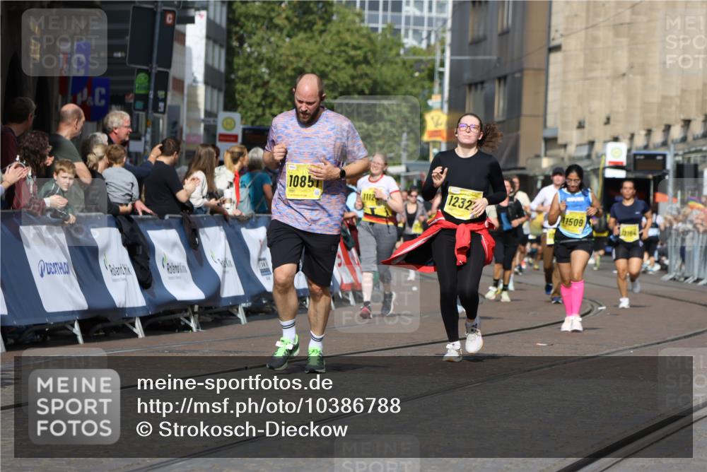 13.09.2026 - 21. swb-Marathon Bremen Strokosch-Dieckow http://msf.ph/oto/10386788 13.09.2026 11:08:19 Ziel 10139, 10404, 10493, 10660, 10674, 10767, 10859, 10937, 11044, 11378, 11404, 11659, 11831, 11833, 11958, 12024, 12031, 12066, 12160, 12248, 12384, 12389, 12511, 12512, 10229, 11065, 11124, 11509, 11560, 11561, 11678, 11888, 11968, 12073, 12164, 12315, 12410, 12516 meine-sportfotos.de