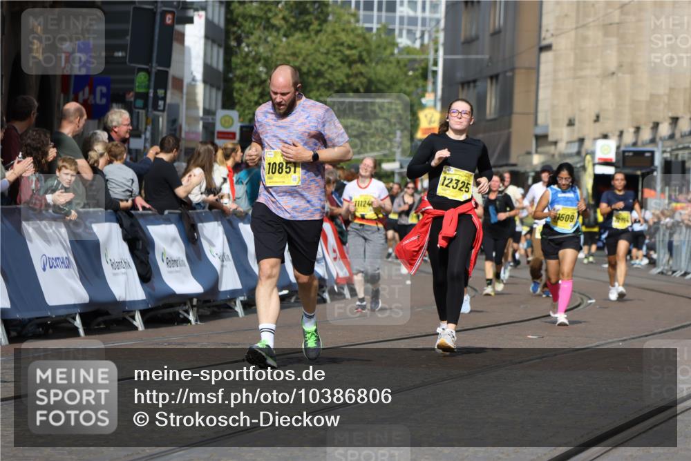 13.09.2026 - 21. swb-Marathon Bremen Strokosch-Dieckow http://msf.ph/oto/10386806 13.09.2026 11:08:19 Ziel 10139, 10404, 10493, 10660, 10674, 10767, 10859, 10937, 11044, 11378, 11404, 11659, 11831, 11833, 11958, 12024, 12031, 12066, 12160, 12248, 12384, 12389, 12511, 12512, 10229, 11065, 11124, 11509, 11560, 11561, 11678, 11888, 11968, 12073, 12164, 12315, 12410, 12516 meine-sportfotos.de