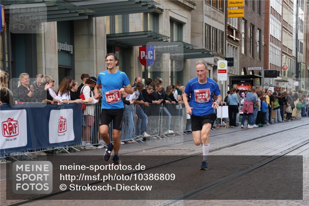 13.09.2026 - 21. swb-Marathon Bremen Strokosch-Dieckow http://msf.ph/oto/10386809 13.09.2026 12:54:22 Ziel 1020, 1256, 1629, 6112, 9399, 9617 meine-sportfotos.de