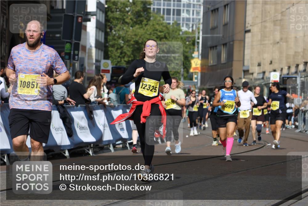 13.09.2026 - 21. swb-Marathon Bremen Strokosch-Dieckow http://msf.ph/oto/10386821 13.09.2026 11:08:21 Ziel 10139, 10404, 10493, 10660, 10674, 10767, 10859, 11044, 11378, 11404, 11659, 11831, 11833, 11958, 12024, 12031, 12066, 12160, 12248, 12384, 12389, 10229, 11065, 11124, 11560, 11561, 11678, 11888, 11968, 12073, 12162, 12164, 12410, 12516 meine-sportfotos.de