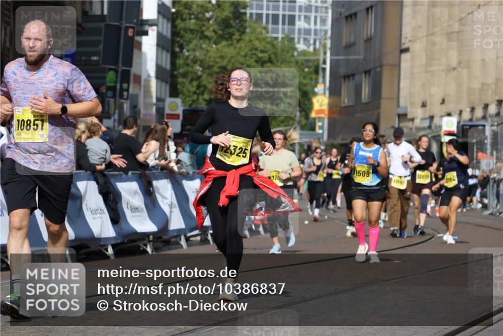 13.09.2026 - 21. swb-Marathon Bremen Strokosch-Dieckow http://msf.ph/oto/10386837 13.09.2026 11:08:21 Ziel 10139, 10404, 10493, 10660, 10674, 10767, 10859, 11044, 11378, 11404, 11659, 11831, 11833, 11958, 12024, 12031, 12066, 12160, 12248, 12384, 12389, 10229, 11065, 11124, 11560, 11561, 11678, 11888, 11968, 12073, 12162, 12164, 12410, 12516 meine-sportfotos.de