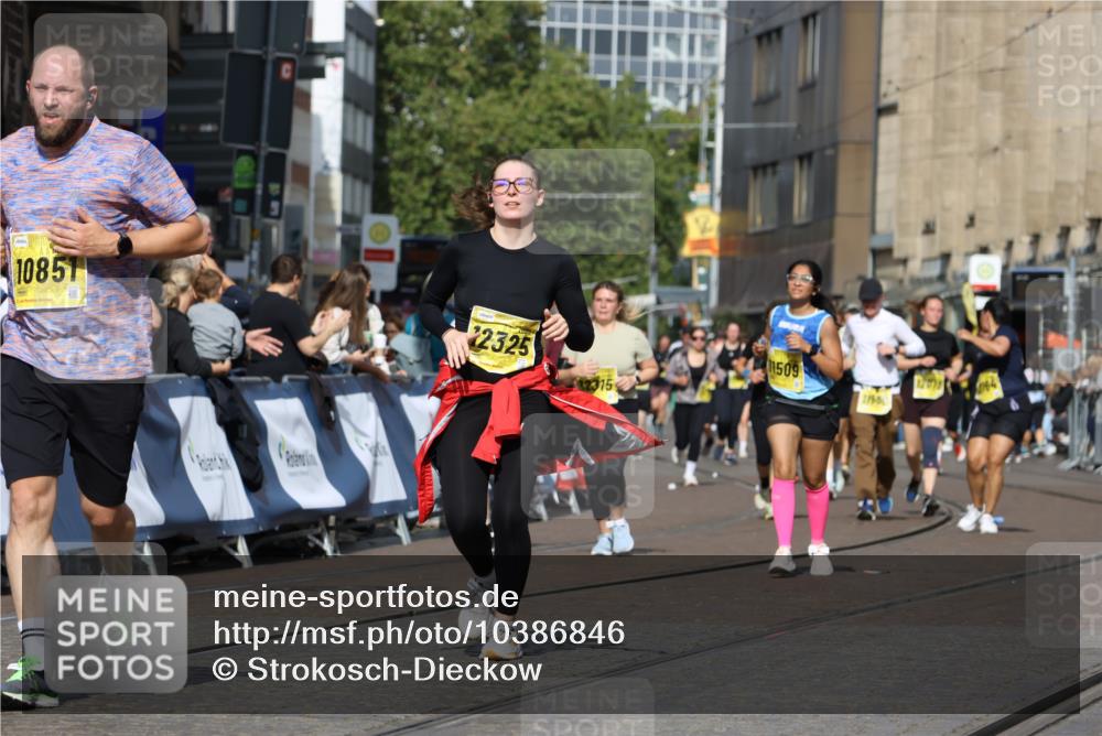 13.09.2026 - 21. swb-Marathon Bremen Strokosch-Dieckow http://msf.ph/oto/10386846 13.09.2026 11:08:22 Ziel 10139, 10404, 10493, 10660, 10767, 10793, 10859, 11032, 11044, 11378, 11404, 11659, 11831, 11833, 11958, 12024, 12031, 12066, 12160, 12248, 12384, 12389, 10229, 11065, 11124, 11560, 11561, 11678, 11888, 11968, 12073, 12162, 12164, 12410, 12516 meine-sportfotos.de