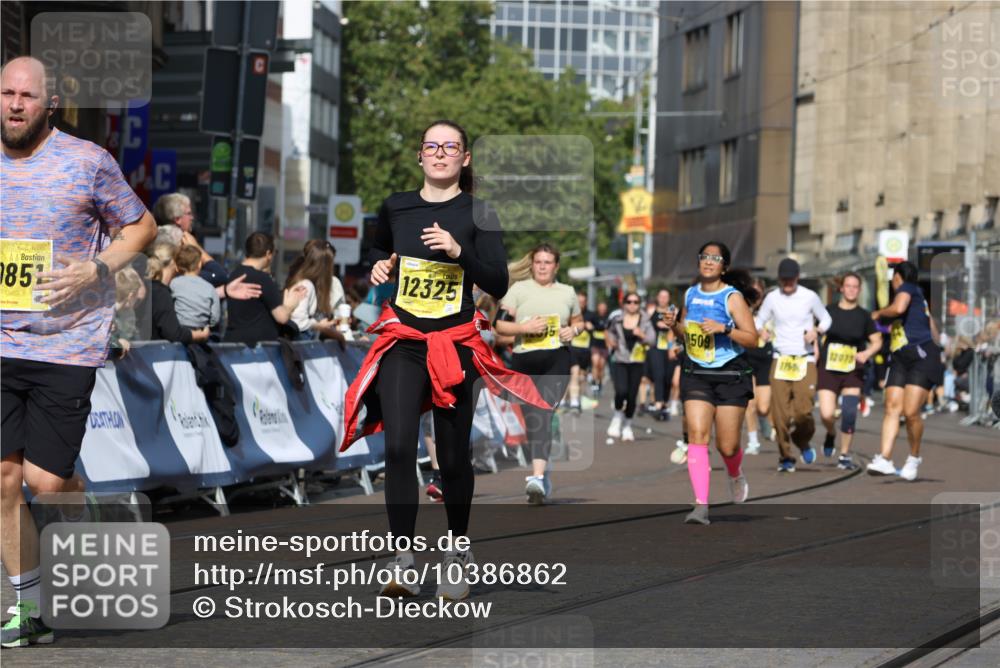 13.09.2026 - 21. swb-Marathon Bremen Strokosch-Dieckow http://msf.ph/oto/10386862 13.09.2026 11:08:22 Ziel 10139, 10404, 10493, 10660, 10767, 10793, 10859, 11032, 11044, 11378, 11404, 11659, 11831, 11833, 11958, 12024, 12031, 12066, 12160, 12248, 12384, 12389, 10229, 11065, 11124, 11560, 11561, 11678, 11888, 11968, 12073, 12162, 12164, 12410, 12516 meine-sportfotos.de