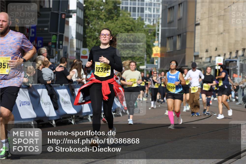 13.09.2026 - 21. swb-Marathon Bremen Strokosch-Dieckow http://msf.ph/oto/10386868 13.09.2026 11:08:22 Ziel 10139, 10404, 10493, 10660, 10767, 10793, 10859, 11032, 11044, 11378, 11404, 11659, 11831, 11833, 11958, 12024, 12031, 12066, 12160, 12248, 12384, 12389, 10229, 11065, 11124, 11560, 11561, 11678, 11888, 11968, 12073, 12162, 12164, 12410, 12516 meine-sportfotos.de