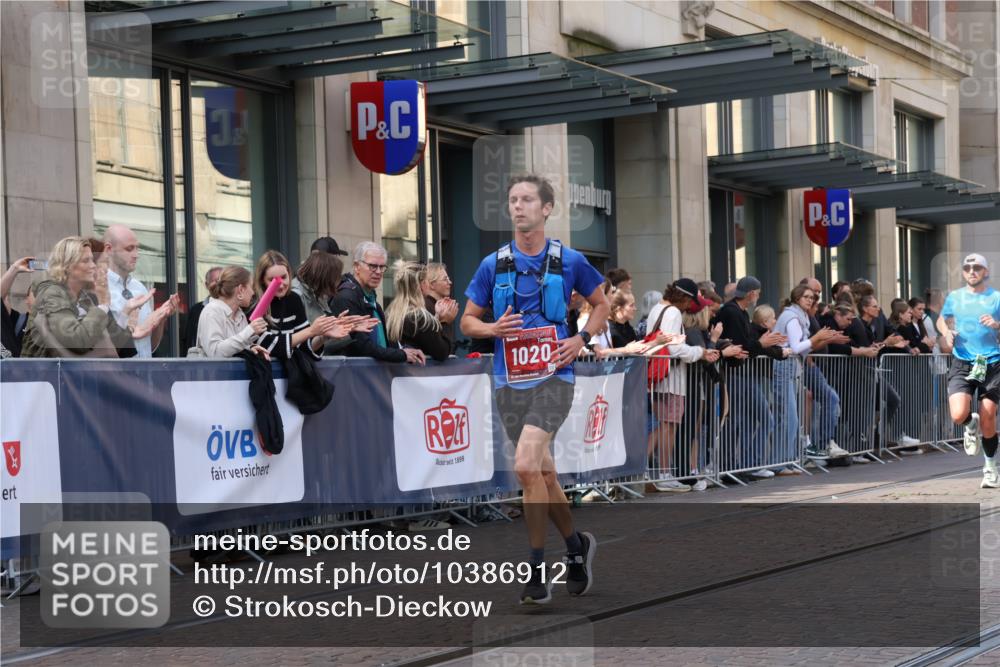 13.09.2026 - 21. swb-Marathon Bremen Strokosch-Dieckow http://msf.ph/oto/10386912 13.09.2026 12:54:46 Ziel 3744, 13085, 1020 meine-sportfotos.de
