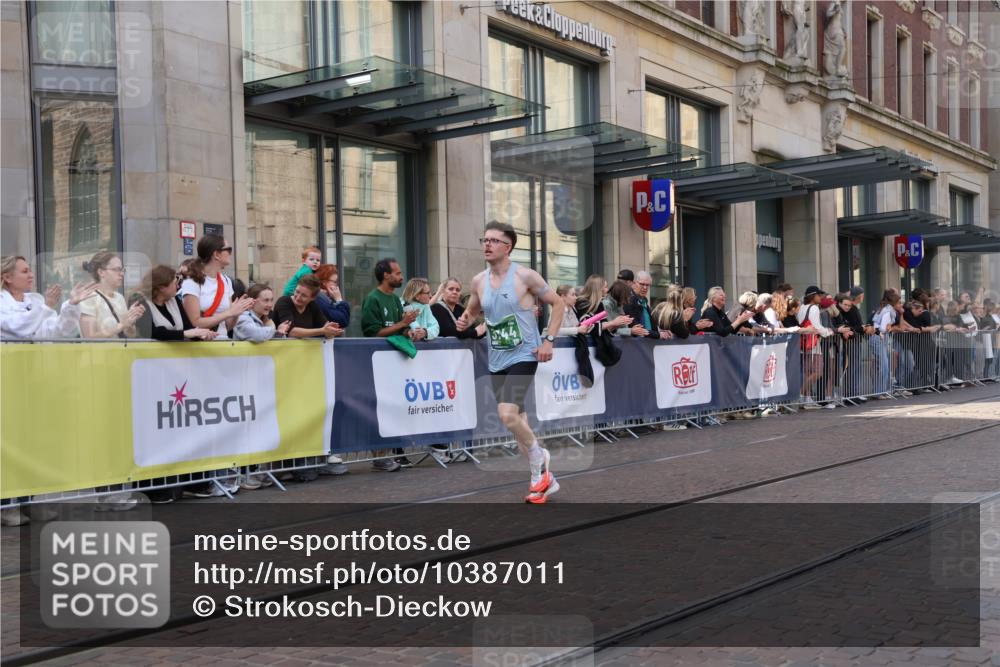 13.09.2026 - 21. swb-Marathon Bremen Strokosch-Dieckow http://msf.ph/oto/10387011 13.09.2026 12:55:04 Ziel 299, 3744, 4381, 13085 meine-sportfotos.de