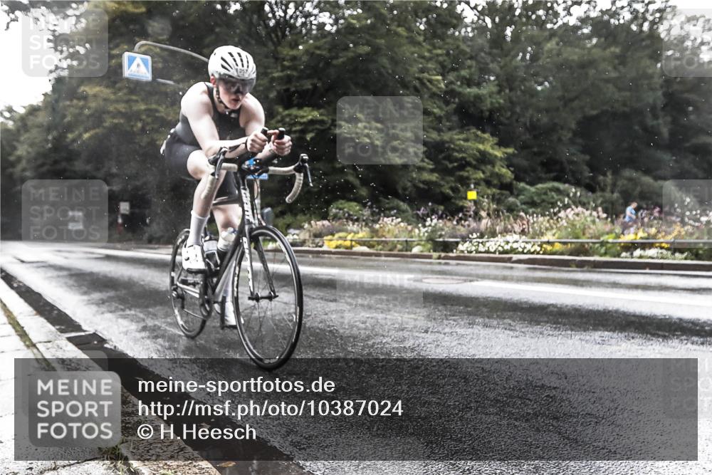 13.09.2026 - Stadtparktriathlon H.Heesch http://msf.ph/oto/10387024 13.09.2026 12:07:12 Radfahren 803, 851, 1057 meine-sportfotos.de