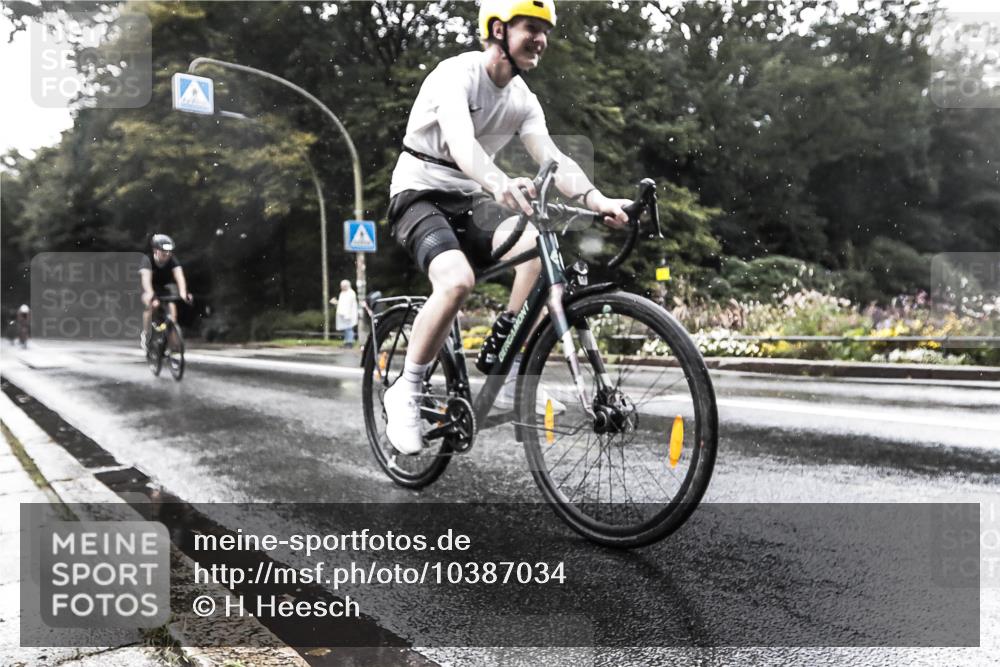 13.09.2026 - Stadtparktriathlon H.Heesch http://msf.ph/oto/10387034 13.09.2026 12:07:27 Radfahren 838, 917, 978, 1031 meine-sportfotos.de