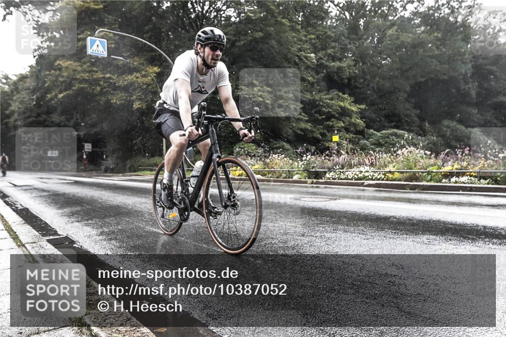 13.09.2026 - Stadtparktriathlon H.Heesch http://msf.ph/oto/10387052 13.09.2026 12:07:35 Radfahren 832, 1011, 1054 meine-sportfotos.de