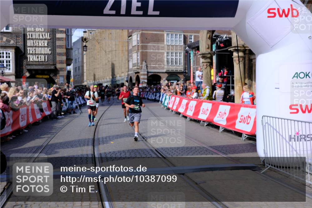 13.09.2026 - 21. swb-Marathon Bremen Tim E. http://msf.ph/oto/10387099 13.09.2026 13:26:52 Ziel 1368, 1649, 2779, 3526, 3603, 3852, 4077, 4598, 5992, 6289, 6375, 6548, 9260, 13195 meine-sportfotos.de