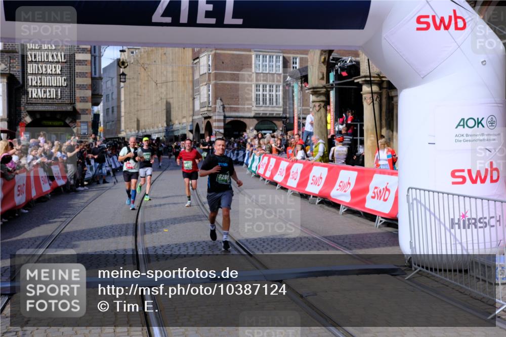 13.09.2026 - 21. swb-Marathon Bremen Tim E. http://msf.ph/oto/10387124 13.09.2026 13:26:52 Ziel 1368, 1649, 2779, 3526, 3603, 3852, 4077, 4598, 5992, 6289, 6375, 6548, 9260, 13195 meine-sportfotos.de