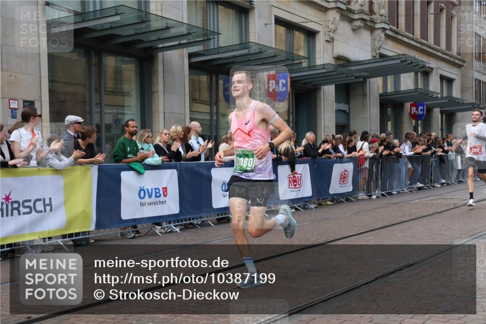 13.09.2026 - 21. swb-Marathon Bremen Strokosch-Dieckow http://msf.ph/oto/10387199 13.09.2026 12:55:43 Ziel 250, 1583, 2072, 5163, 6630, 10034, 13080, 299, 1724, 4381, 9630 meine-sportfotos.de