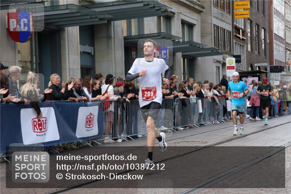13.09.2026 - 21. swb-Marathon Bremen Strokosch-Dieckow http://msf.ph/oto/10387212 13.09.2026 12:55:44 Ziel 250, 1583, 2072, 5163, 6630, 10034, 13080, 299, 1724, 4381, 9630 meine-sportfotos.de