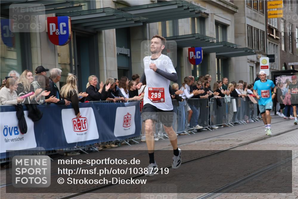 13.09.2026 - 21. swb-Marathon Bremen Strokosch-Dieckow http://msf.ph/oto/10387219 13.09.2026 12:55:44 Ziel 250, 1583, 2072, 5163, 6630, 10034, 13080, 299, 1724, 4381, 9630 meine-sportfotos.de