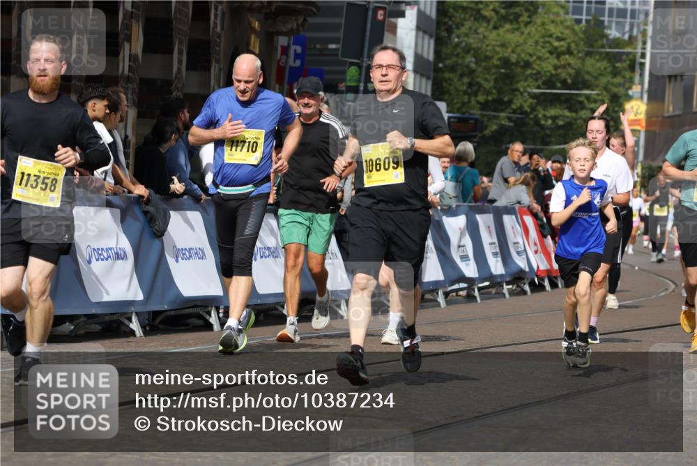 13.09.2026 - 21. swb-Marathon Bremen Strokosch-Dieckow http://msf.ph/oto/10387234 13.09.2026 11:08:48 Ziel 10229, 11065, 11124, 11509, 11560, 11561, 11678, 11888, 11968, 12073, 12162, 12164, 12315, 12410, 12516, 10217, 10455, 10599, 11011, 11053, 11074, 11434, 11531, 11812, 11905, 12192, 12353, 12438, 12554 meine-sportfotos.de