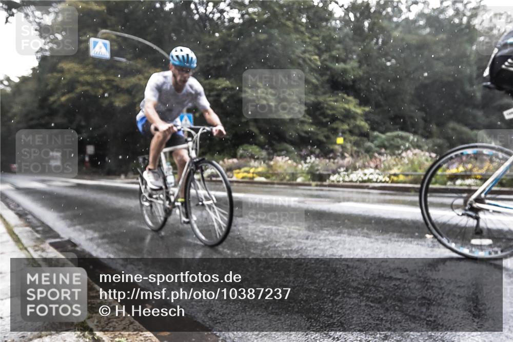 13.09.2026 - Stadtparktriathlon H.Heesch http://msf.ph/oto/10387237 13.09.2026 12:10:26 Radfahren 860, 1062, 1063 meine-sportfotos.de
