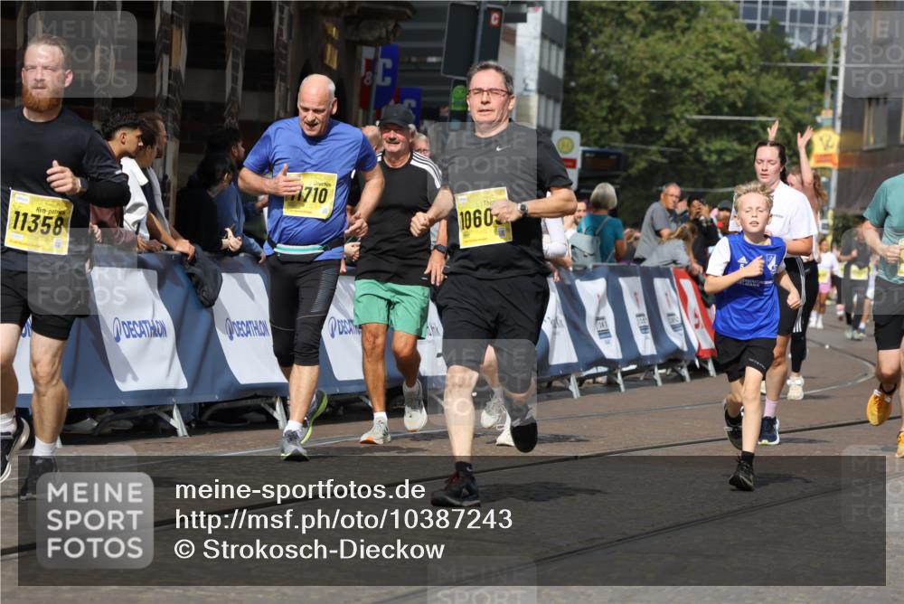13.09.2026 - 21. swb-Marathon Bremen Strokosch-Dieckow http://msf.ph/oto/10387243 13.09.2026 11:08:48 Ziel 10229, 11065, 11124, 11509, 11560, 11561, 11678, 11888, 11968, 12073, 12162, 12164, 12315, 12410, 12516, 10217, 10455, 10599, 11011, 11053, 11074, 11434, 11531, 11812, 11905, 12192, 12353, 12438, 12554 meine-sportfotos.de