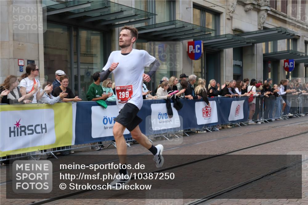 13.09.2026 - 21. swb-Marathon Bremen Strokosch-Dieckow http://msf.ph/oto/10387250 13.09.2026 12:55:46 Ziel 250, 1583, 6630, 13080, 299, 1724, 2072, 4381, 5163, 9630, 10034 meine-sportfotos.de
