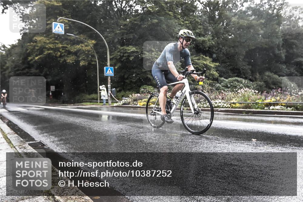 13.09.2026 - Stadtparktriathlon H.Heesch http://msf.ph/oto/10387252 13.09.2026 12:10:42 Radfahren 859, 1030, 1060 meine-sportfotos.de