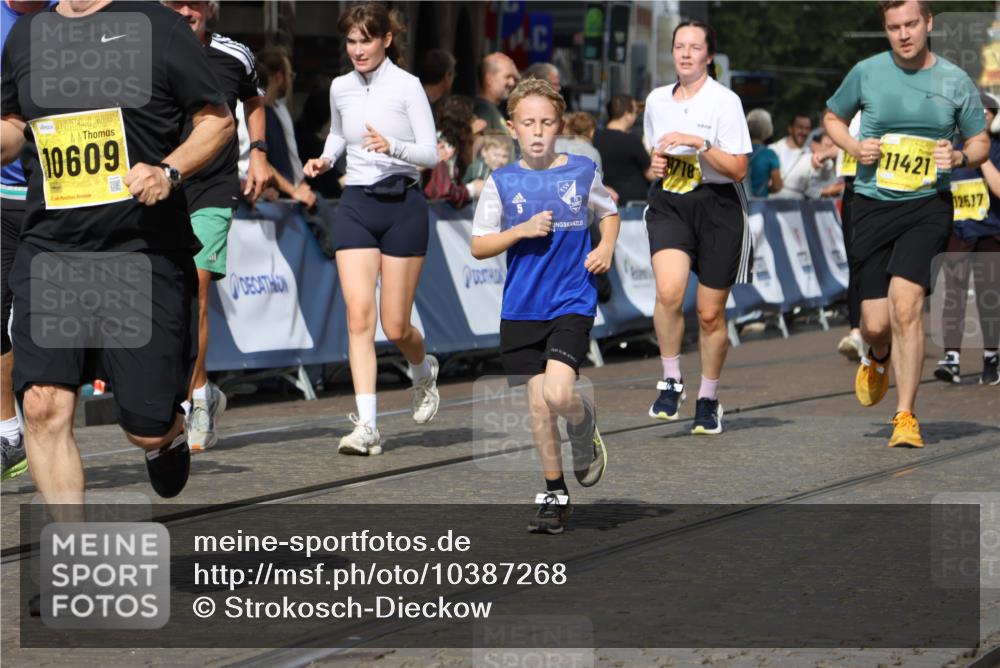 13.09.2026 - 21. swb-Marathon Bremen Strokosch-Dieckow http://msf.ph/oto/10387268 13.09.2026 11:08:50 Ziel 10229, 11065, 11124, 11509, 11560, 11561, 11678, 11834, 11888, 11968, 12073, 12162, 12164, 12315, 12410, 12516, 10217, 10455, 10570, 10599, 10630, 11011, 11053, 11074, 11138, 11434, 11531, 11812, 11905, 12192, 12353, 12438, 12554 meine-sportfotos.de