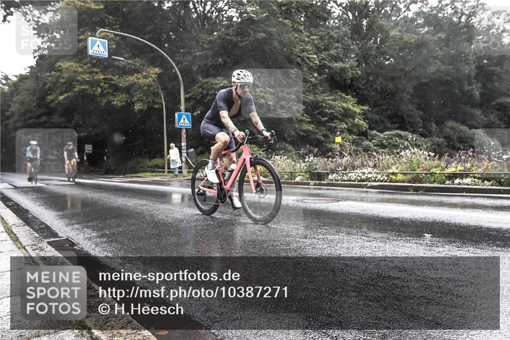 13.09.2026 - Stadtparktriathlon H.Heesch http://msf.ph/oto/10387271 13.09.2026 12:10:59 Radfahren 905, 938, 981, 1020 meine-sportfotos.de