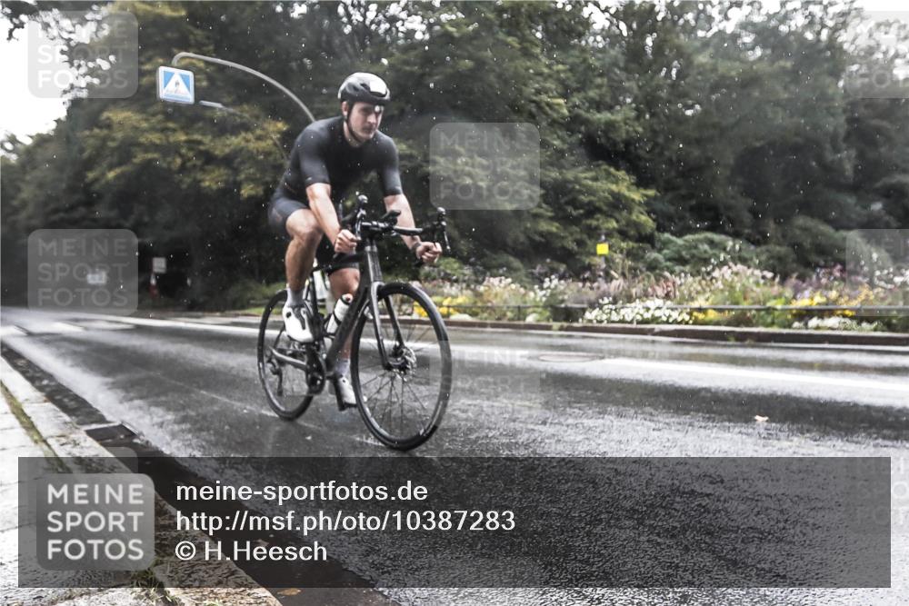 13.09.2026 - Stadtparktriathlon H.Heesch http://msf.ph/oto/10387283 13.09.2026 12:11:18 Radfahren 1036, 1048 meine-sportfotos.de