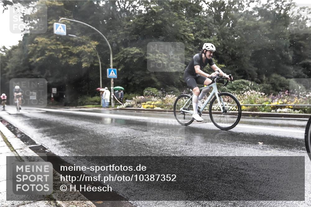 13.09.2026 - Stadtparktriathlon H.Heesch http://msf.ph/oto/10387352 13.09.2026 12:12:49 Radfahren 857, 970, 980, 1037 meine-sportfotos.de