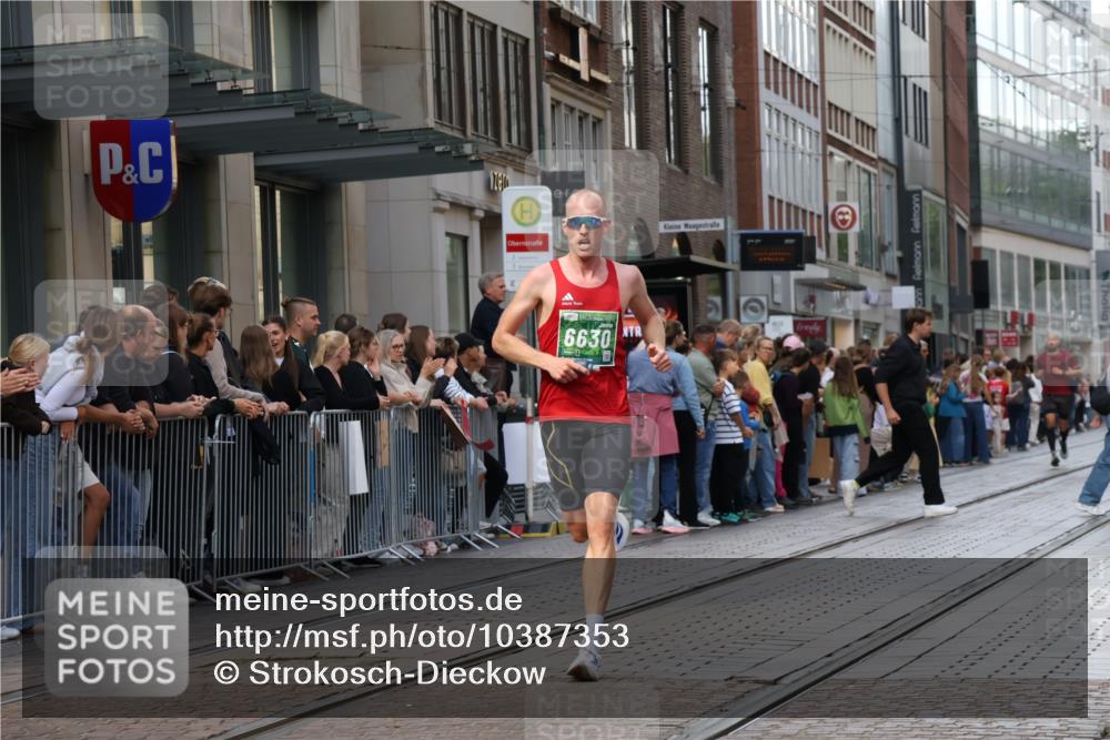 13.09.2026 - 21. swb-Marathon Bremen Strokosch-Dieckow http://msf.ph/oto/10387353 13.09.2026 12:55:53 Ziel 250, 6630, 1583, 1724, 2072, 4381, 5163, 9630, 10034, 13080 meine-sportfotos.de