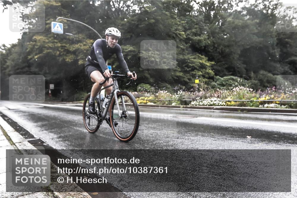 13.09.2026 - Stadtparktriathlon H.Heesch http://msf.ph/oto/10387361 13.09.2026 12:12:59 Radfahren 979, 1028, 1045 meine-sportfotos.de