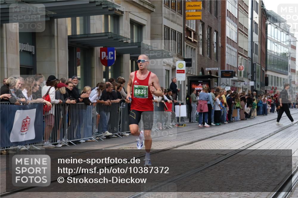 13.09.2026 - 21. swb-Marathon Bremen Strokosch-Dieckow http://msf.ph/oto/10387372 13.09.2026 12:55:54 Ziel 250, 6630, 1583, 1724, 2072, 4381, 5163, 9630, 10034, 13080 meine-sportfotos.de