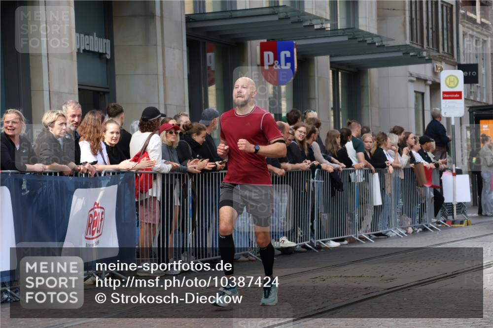 13.09.2026 - 21. swb-Marathon Bremen Strokosch-Dieckow http://msf.ph/oto/10387424 13.09.2026 12:56:05 Ziel 250, 1212, 6630, 13224, 1583, 2072, 5163, 6630, 10034, 13080 meine-sportfotos.de