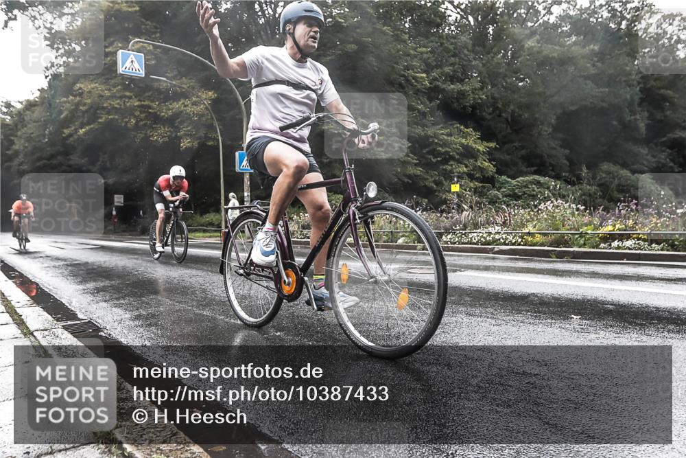 13.09.2026 - Stadtparktriathlon H.Heesch http://msf.ph/oto/10387433 13.09.2026 12:14:21 Radfahren 887, 899, 1017 meine-sportfotos.de